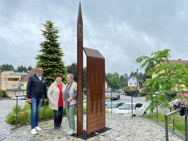 Sepp Zirkl, Anna Oßwald und Theresia Geschl vor der Skulptur des Anna-Kirchleins am Kalsdorfer Hauptplatz. | Foto: privat