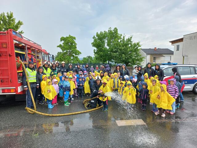 Polizei und Feuerwehr waren im Kindergarten Großpetersdorf zu Gast. | Foto: Kindergarten Großpetersdorf