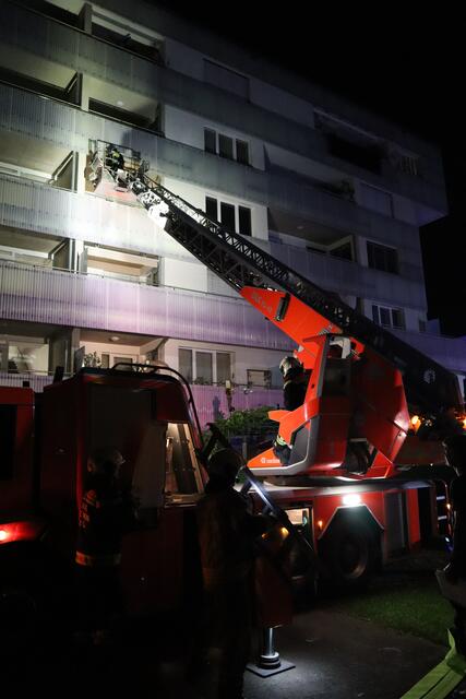 Der Brand brach in der Küche aus. Die Bewohnerin flüchtete auf den Balkon. Dort konnte sie von der Berufsfeuerwehr Linz mit einer Drehleiter in Sicherheit gebracht werden. | Foto: Berufsfeuerwehr Linz