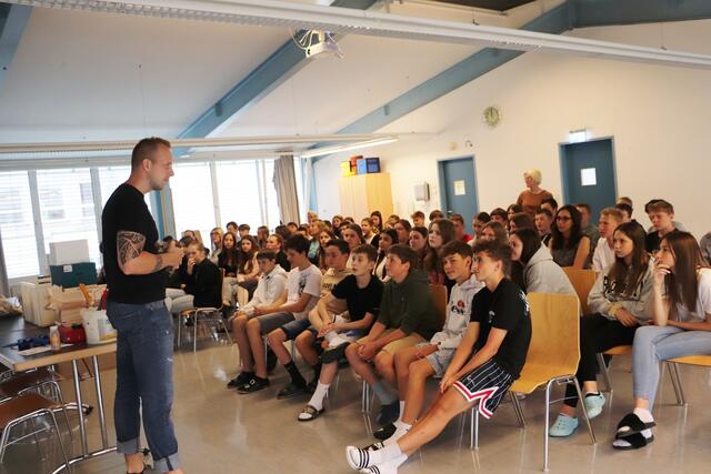 Ob aus einem Ei eine Königin oder eine Arbeiterin wird entscheiden die Bienen über das Futter. Die Larve einer künftigen Königin wird mit Gelee Royal gefüttert, erklärte Gernot Pleyer seinen Schülern in Hitzendorf. | Foto: Edith Ertl