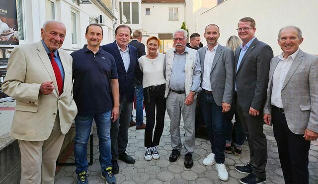 Zahlreiche Gäste waren bei der Ausstellungseröffnung mit dabei. | Foto: Johann Farkas
