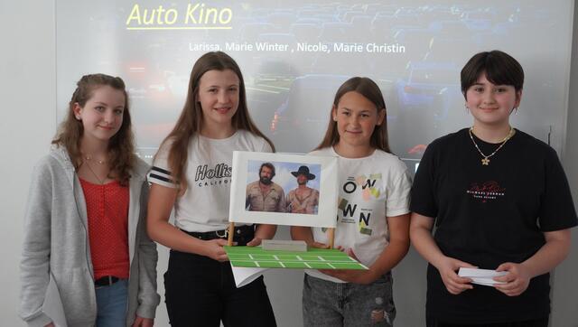 Ein Autokino könnte den Vorstellungen der Schülerinnen und Schüler zufolge am Parkplatz der roten Achter unterkommen. | Foto: Felix Hallinger