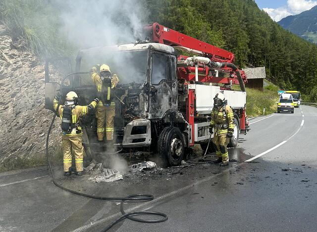Am Dienstagmittag brannte ein LKW in Fiss. Der Fahrer blieb unverletzt. | Foto: Zeitungsfoto.at