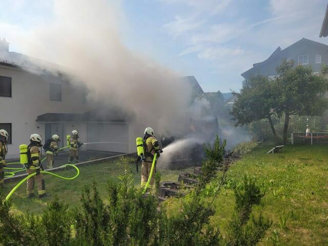 Ein Wohnmobil ging in Anthering am Dienstag in Flammen auf. | Foto: FF Anthering