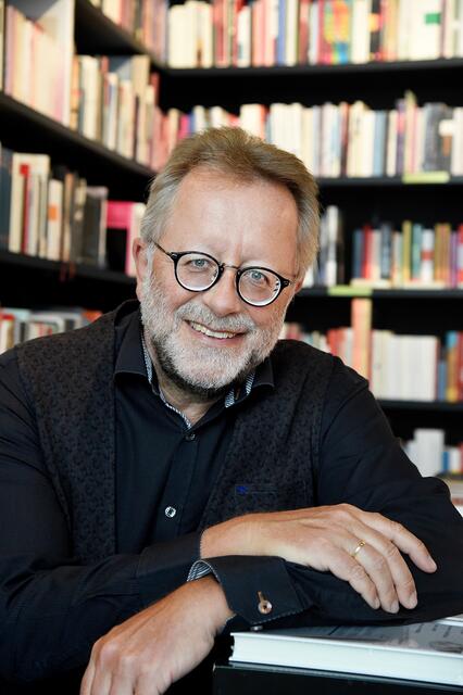 Herbert Dutzler, geboren 1958, ist mit seinen Krimis um den Altausseer Polizisten Gasperlmaier Autor einer der erfolgreichsten österreichischen Krimiserien. Dass Herbert Dutzler auch abseits der Krimiwelt ein versierter Schriftsteller ist, beweist der Erfolg von „Die Welt war eine Murmel“ (2020). Mit „Die Welt war voller Fragen“ entführt er uns 2023 nun ein zweites Mal in die Zeit seiner Kindheit.  | Foto: Fotowerk Aichner