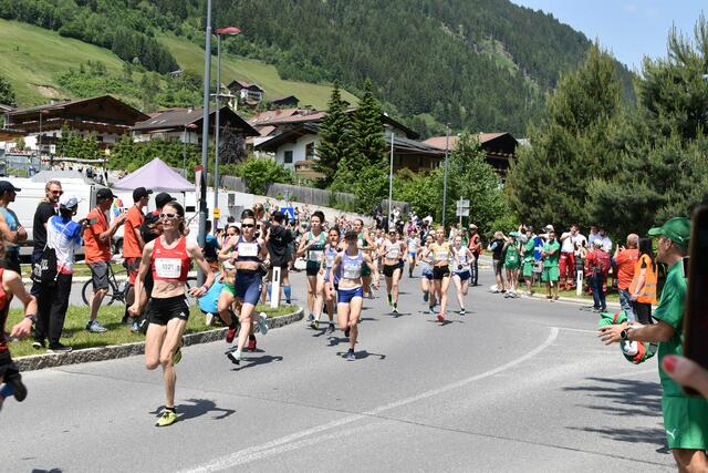 Stubai-Fan Andrea Mayr (AUT, vorne in rot) holte sensationell den Sieg in der Damenwertung beim Vertical auf den Elfer! | Foto: Kainz