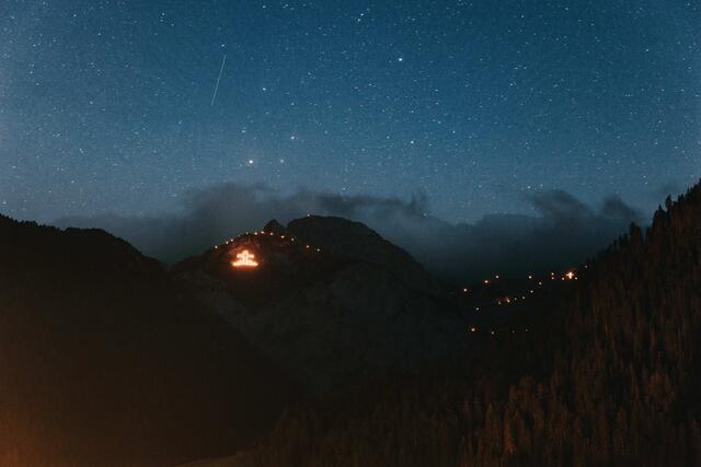 Die Berge erstrahlen am Abend im Feuer der tausenden Lichter. | Foto: TVBO/Elias Bachmann
