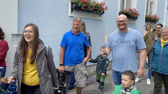 Plötzlich kommt die Überraschungszug daher: Bernhard Past feierte erst kürzlich Geburtstag und wurde feierlich Empfangen. | Foto: Alexander Paulus