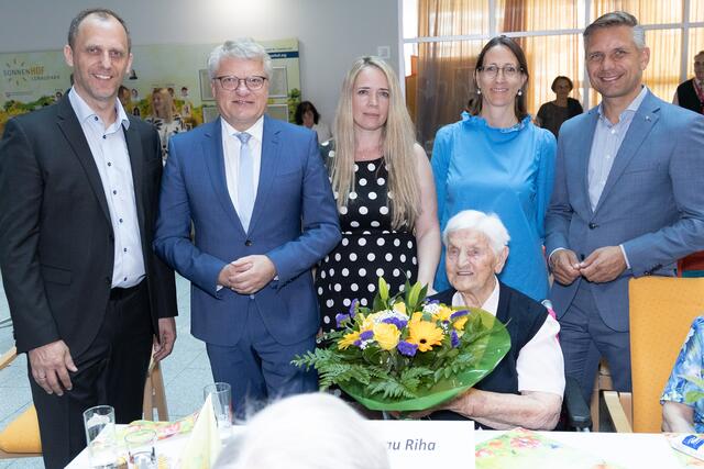 Von links: Heimleiter Michael Santner, Bürgermeister Klaus Luger, Pflegedienstleiterin Olga Kempf, Obfrau Frau Susanne Gintenreiter, Landesrat Wolfgang Hattmannsdorfer mit Frau Anna Riha. | Foto: Land OÖ/Andreas Krenn