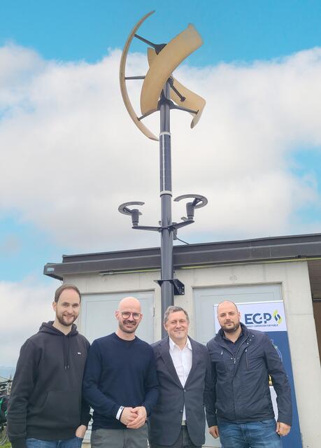 Das Projektteam rund um die Holz-Windturbine: Thomas Schönauer (Weitzer Produktions GmbH), IWolfgang Knöbl  (Weitzer Woodsolutions), Ewald Bergler (EC4P), Thomas Reisenhofer (Weitzer Produktions GmbH), v.l.
 | Foto: Michaela Mayr