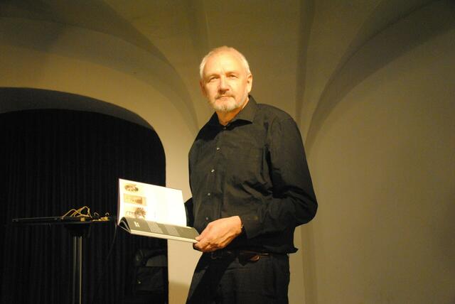 Philipp Schöbi bei der Präsentation seines Buches | Foto: TAS