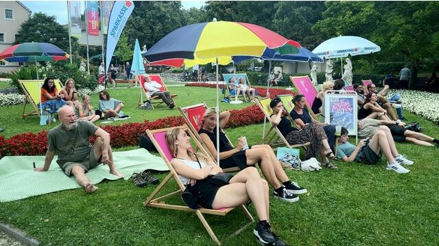 Die Besucher:innen genießen den Mix aus Lesungen, Poetry Slam und Musik, des das Welser Lesefest bietet. | Foto: Seraphine Peterstorfer
