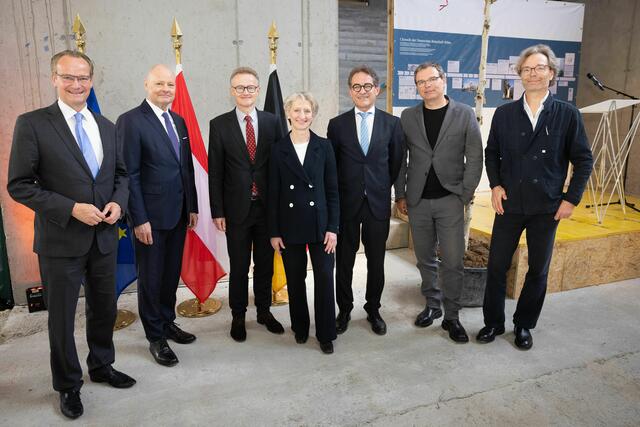 Weniger als ein Jahr nach Baubeginn feierte die Deutsche Botschaft am 6. Juni das Richtfest für den Neubau in der Metternichgasse. | Foto: Sebastian Philipp