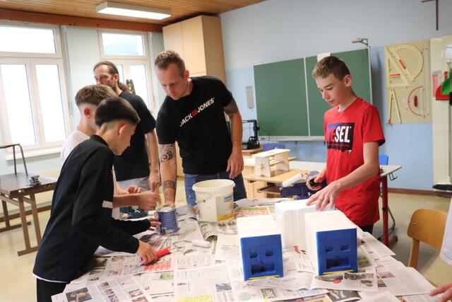 Damit die Boxen wetterfest sind, werden sie lackiert. | Foto: Edith Ertl