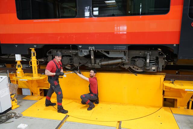 In der Villacher ÖBB-Zugwerkstatt gibt es aktuell rund 100 Beschäftigte. Durch den Generationenwechsel werden dringend neue Mitarbeiter gesucht – gerne melden!
 | Foto: MeinBezirk.at (alle)