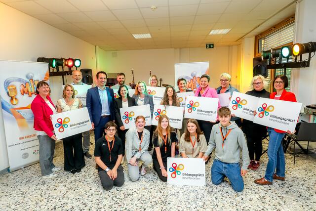 In Innerfavoriten kam auch Vizebürgermeister Christoph Wiederkehr (4.vl) zu Eröffnung des neuen Bildungsgrätzls Innerfavoriten. | Foto: PID/Fürthner