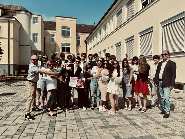 AK YOUNG Movie Time für die Schüler der Mittelschule Lassee v.l.n.r. Günter Kastner,(Referatsleiter Schule und Hochschule), Klassenvorstand Sandra Jilka und AK-Gänserndorf-Bezirksstellenleiter Robert Taibl mit Schülern der 4B-Klasse. | Foto: Martina Fasching