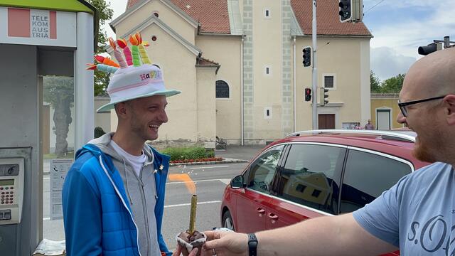 Geburtstagskind Bernhard Past wurde mit einem "Kuchen" überrascht. | Foto: Alexander Paulus