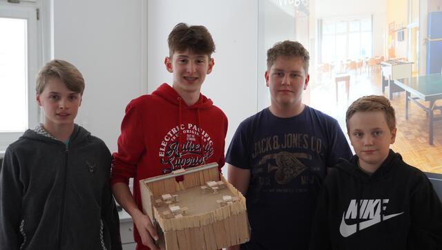 Die Schüler wünschen sich einen Jugendtreff samt Dachterrasse auf dem Pfarrfeld neben der Schule. | Foto: Felix Hallinger