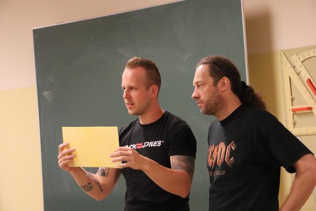 Gernot Pleyer und Bernd Wollersberger erklären den Schülern, wie die Waben zugeschnitten werden.  | Foto: Edith Ertl