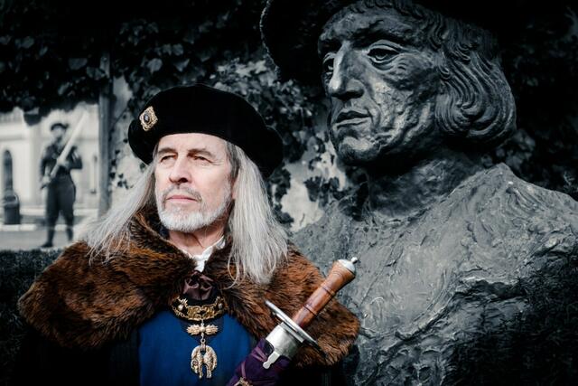 Kinder und Erwachsene sind dazu eingeladen, von Hubert Krexhammer - in Gewandung des letzten Ritters - mehr über das Leben und Sterben von Kaiser Maximilian I zu erfahren. | Foto: Martin Zillner