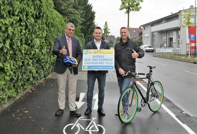 Michael Degendorfer  von der NÖ Straßenbauabteilung Tulln, Andreas Bors Abgeordneter zum Niederösterreichischen Landtag und Gemeinderat Johannes Blauensteiner.  | Foto: Christian Nowotny