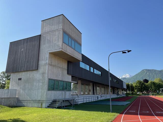 Die 2020 fertiggestellte Tribüne mit Photovoltaikanlage an der Leichtathletikanlage bietet Platz für rund 500 Personen, einen Seminarraum für bis zu 100 Personen, einen neuen Zielturm, Büros für den Salzburger Fußballverband und das Schulsportmodell sowie vier Umkleideräume.

 | Foto: Thomas Fuchs