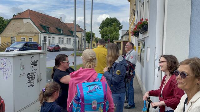 Die ersten Moosbrunnerinnern und Mossbrunner treffen am Hauptplatz ein. | Foto: Alexander Paulus