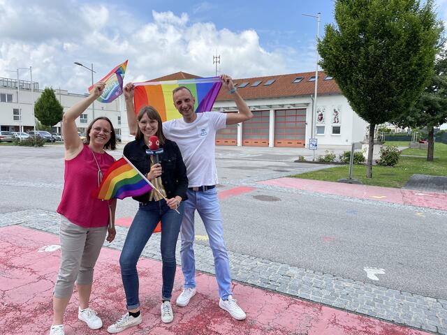 Claudia Raab, Ö3 Redakteurin Saskia Dex und Bernhard Past vor dem Wunschort: Bei der Feuerwehr soll der (neue), bunte Zebrastreifen entstehen. | Foto: Alexander Paulus