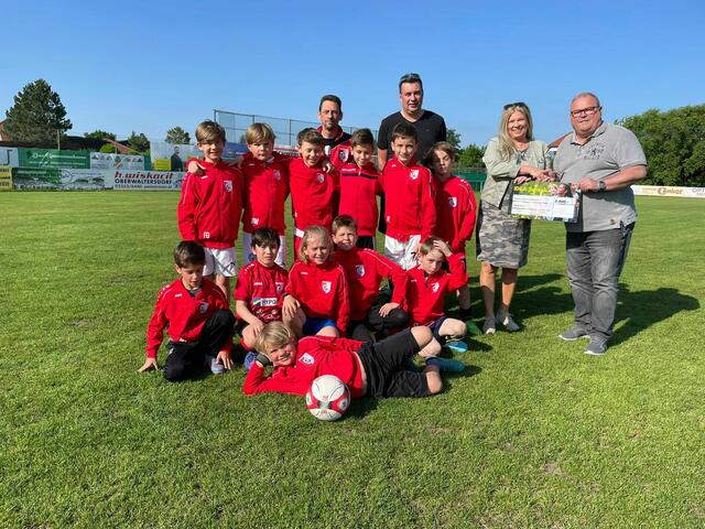 Michael Hardt, Agenturvertrieb Ost bei Helvetia, bei der Scheckübergabe an Vereinsobfrau Manuela Laser. | Foto: Helvetia
