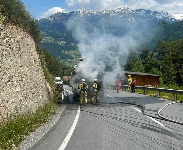 Am Dienstagmittag brannte ein LKW in Fiss. Der Fahrer blieb unverletzt. | Foto: Zeitungsfoto.at