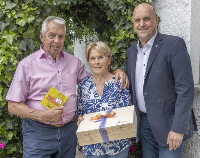 Das Ehepaar Sommer mit dem Bürgermeister Joachim Maislinger aus der Gemeinde Wals-Siezenheim. | Foto: Gemeinde Wals-Siezenheim