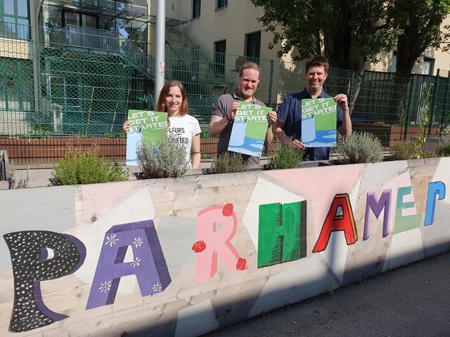 Das Organisationsteam Hannah Loidl, Christian Feldner, Georg Hanisch (v.l.) lädt das Grätzl zum Klimafest. | Foto: Parhamer Klimafest