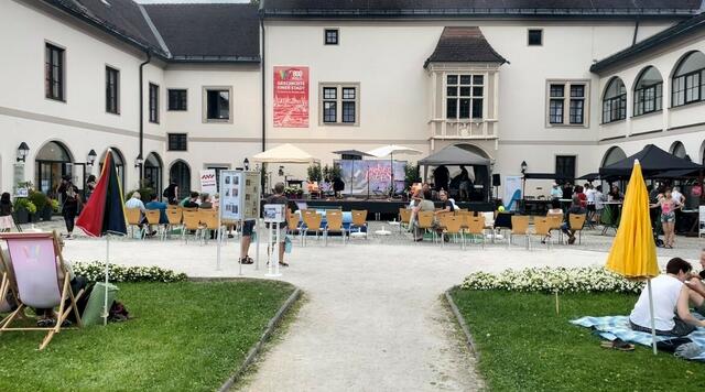 Der Burggarten mit der Bühne im Burghof sorgt für einen einzigartigen und stimmungsvollen Rahmen für das Welser Lesefest des Vereines LIRAU - Der LiteraturRaum. | Foto: Seraphine Peterstorfer