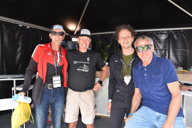 Bergsportlegende Helmut Schmuck mit Schlickeralmlauf-Organisator Andi Stern, TVB-GF Roland Volderauer und dem Organisator des Stubai Ultratrail Heinrich Albrecht (v.l.) | Foto: Kainz
