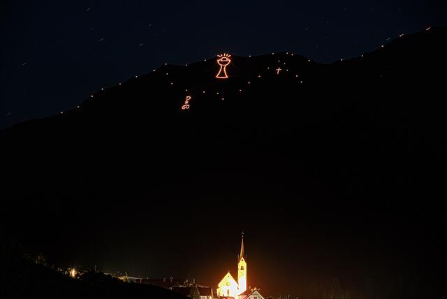 Oberhalb von Kartitsch leuchten christliche Symbole. | Foto: TVBO/Cis André (cisfotografie.at)