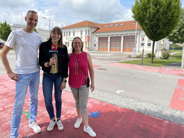 Bernhard, Saskia und Claudia fänden den Platz vor der Feuerwehr perfekt für den Regenbogen-Zebrastreifen. | Foto: Alexander Paulus