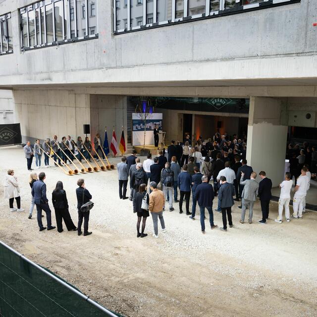 Weniger als ein Jahr nach Baubeginn feierte die Deutsche Botschaft am 6. Juni das Richtfest für den Neubau in der Metternichgasse. | Foto: Sebastian Philipp