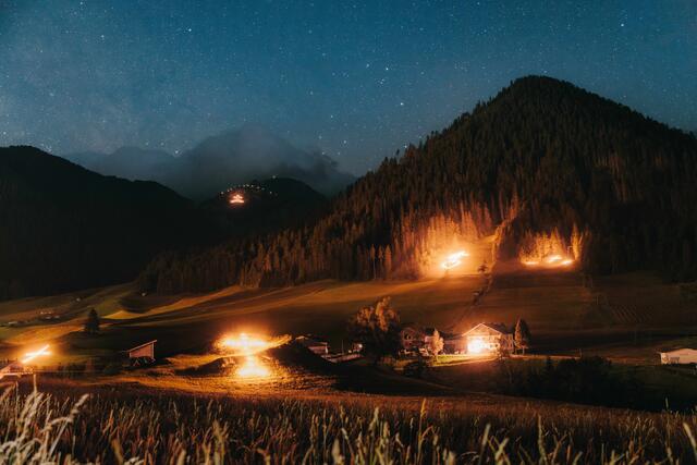 Die Herz Jesu Feuer in den Wiesen rund um Kartitsch. | Foto: TVBO/Elias Bachmann