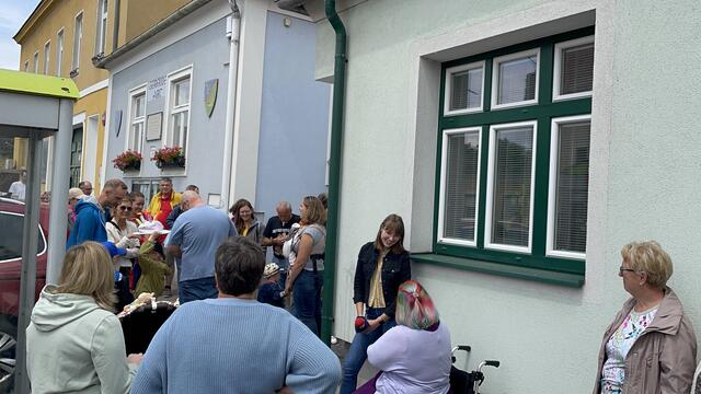 Über 50 Personen fanden sich an einem Mittwoch um 12 Uhr am Hauptplatz in Moosbrunn ein. | Foto: Alexander Paulus
