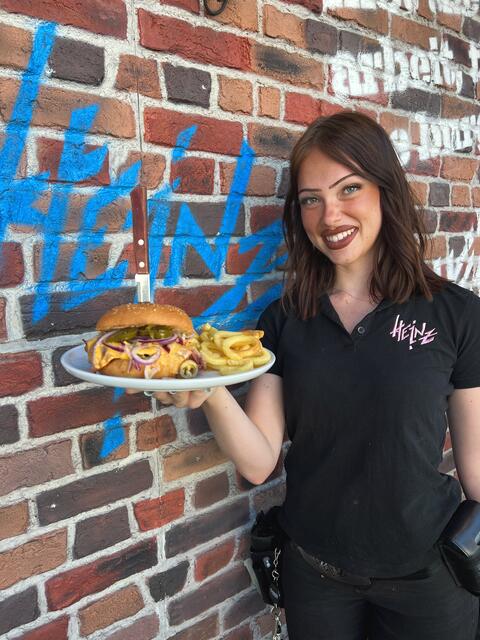 Sarah Schlager ist neue Geschäftsführerin des Heinz-Lokals bei der Merkur Arena: "Ich möchte die besten Burger in Graz anbieten." | Foto: Heinz