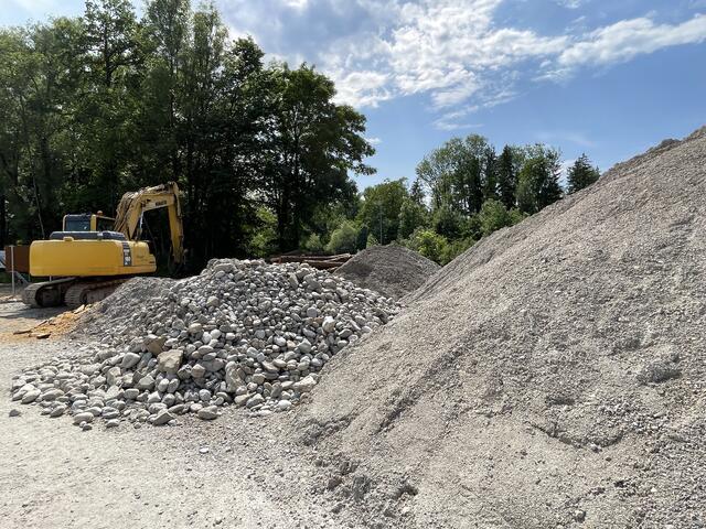 Der Bagger bringt den Erdboden ans Tageslicht.  | Foto: sm