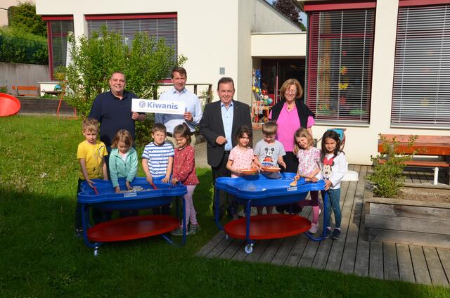 Georg Schulmeister (Kiwanisclub), Markus Hann (Kiwanisclub), BGM Franz Mold, Kindergartenleiterin Andrea Eßmeister und die Kinder Simon Kolm, Leonie Mayerhofer, Marcel Maurer, Emma Lales, Rauan Attar Pascha, Emil Reiter, Mila Schwarzinger, Natalia Ebralize (v.l.) | Foto: Kiwanis Club 
