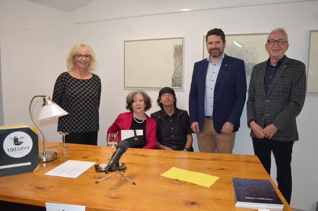 Waren Teil eines vielseitigen Abends in der Stadtbiliothek: Leiterin Tine Köll-Zimmermann, Maria Luise Habicher, Erich Horvath, Peter Vöhl und Bgm. Herbert Mayer (v.li.). | Foto: Siegele
