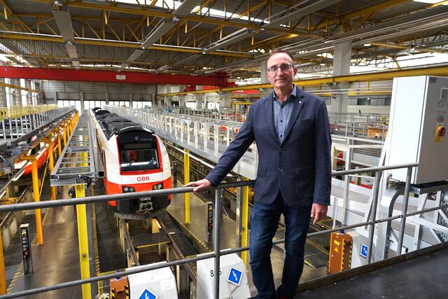 Standortleiter Detlef Rostock in der großen Reparaturhalle.