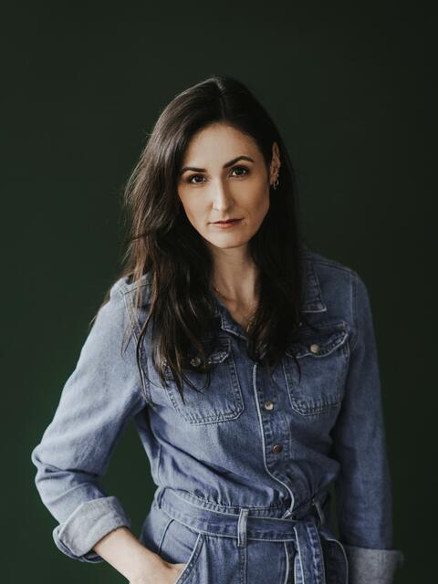 Romina Pleschko wurde 1983 in Oberösterreich geboren. Schauspielstudium am Konservatorium der Stadt Wien, Engagements u. a. bei den Wiener Festwochen und am Volkstheater Wien. Ausbildung zum Make-up Artist, Studium an der Leondinger Akademie für Literatur. Diverse Veröffentlichungen und Stipendien, zuletzt Writer in Residence bei ORFIII 2019. „Ameisenmonarchie“ war 2021 ihr viel beachteter und hochgelobter erster Roman. | Foto: Nadine Studeny