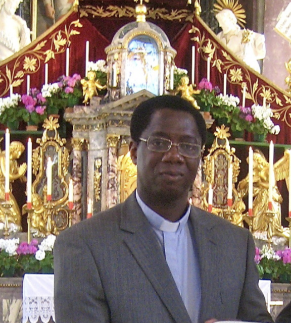 Pfarrer Dr. Vincent Ohindo feiert sein 40-jähriges Priesterjubiläum am Herz-Jesu-Sonntag in Kartitsch. | Foto: Archiv/Lugger