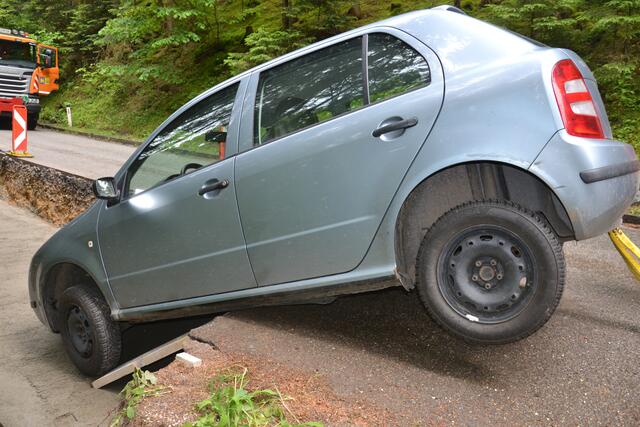 Ein PKW kam im Baustellenbereich von der Fahrbahn ab und landete in einer Baugrube. | Foto: FF Waldenstein