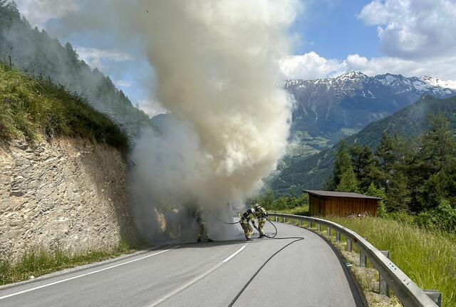 Am Dienstagmittag brannte ein LKW in Fiss. Der Fahrer blieb unverletzt. | Foto: Zeitungsfoto.at