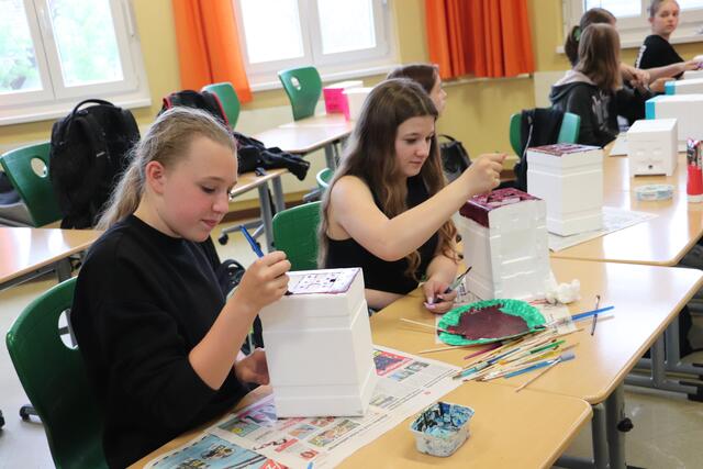 Das Einflugsloch braucht Farbe, damit die Bienen ihre Box finden. | Foto: Edith Ertl